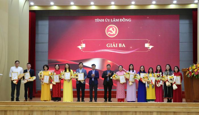 Các đồng chí: Đinh Văn Tuấn, Tỉnh ủy viên, Phó Chủ tịch UBND tỉnh; Trần Hữu Thành, Phó Trưởng Ban Tổ chức Tỉnh ủy trao giải cho các tác giả, nhóm tác giả đoạt giải Ba (hạng mục chuyên nghiệp) (Ảnh minh họa)