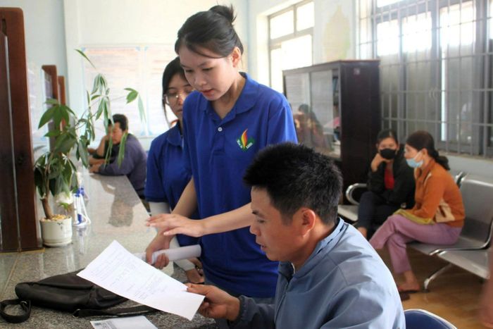 Đoàn viên, thanh niên hộ trợ người dân tiếp cận kỹ năng số