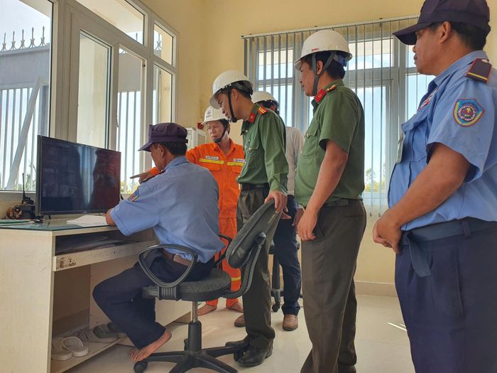 Lực lượng an ninh kinh tế kiểm tra hệ thống camera an ninh tại các trạm biến áp điện