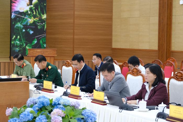 Đại diện lãnh đạo các sở, ngành tham dự buổi làm việc