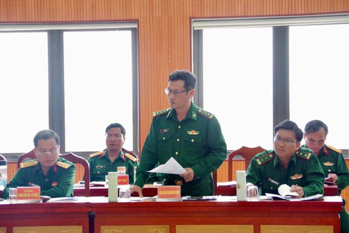 Đại diện lãnh đạo các đơn vị thuộc Bộ CHQS tỉnh Lâm Đồng báo cáo