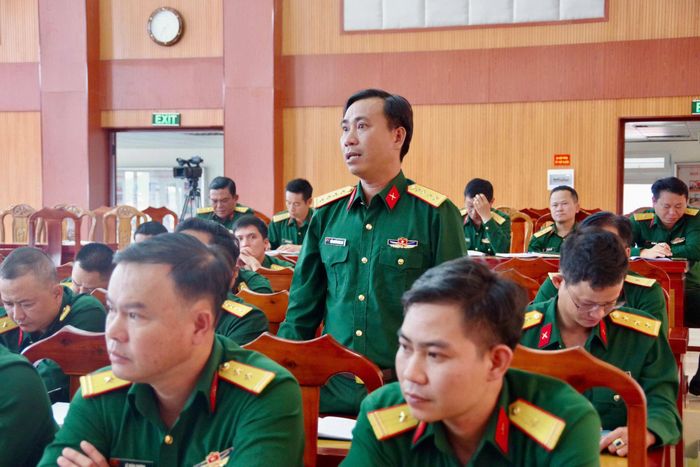 Cán bộ, chiến sĩ các đơn vị phát biểu