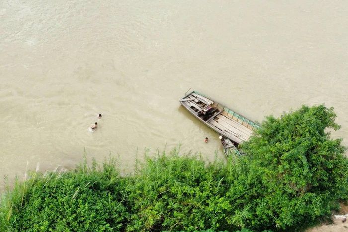 Trẻ vô tư chơi đùa, bơi lội trên sông Krông Nô đoạn qua xã Nâm Nung