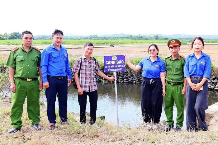 Các địa phương đồng loạt thực hiện cắm biển cảnh báo khu vực nguy hiểm, có nguy cơ xảy ra đuối nước