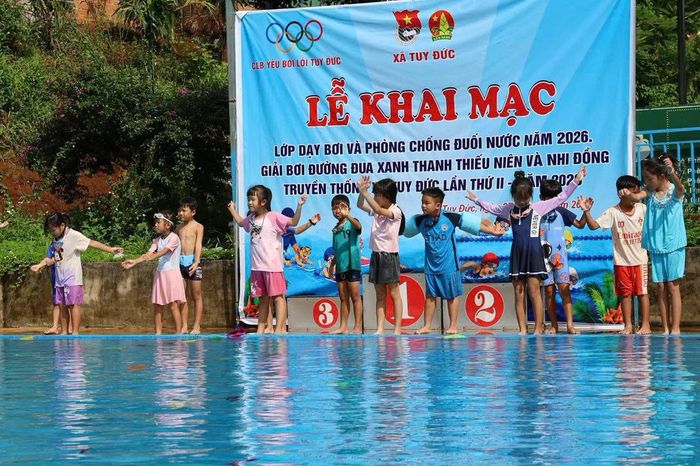 Nhiều địa phương trên địa bàn tỉnh Lâm Đồng thường xuyên tổ chức các lớp dạy bơi miễn phí cho trẻ