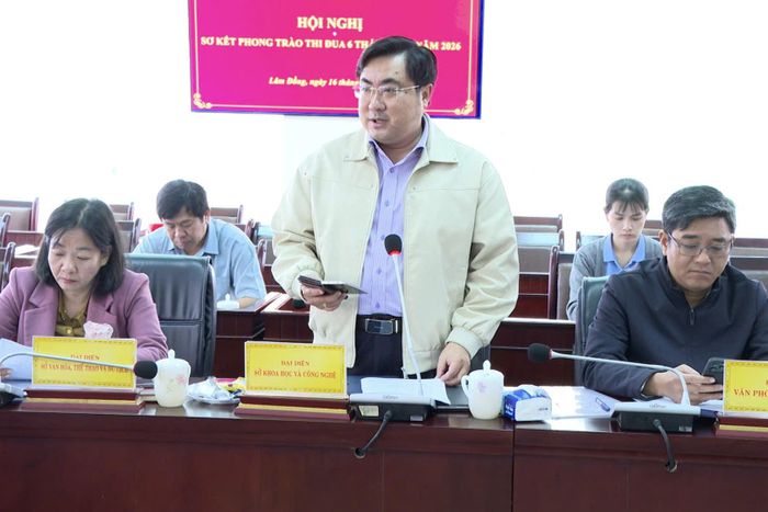 Các đại biểu trao đổi tại hội nghị