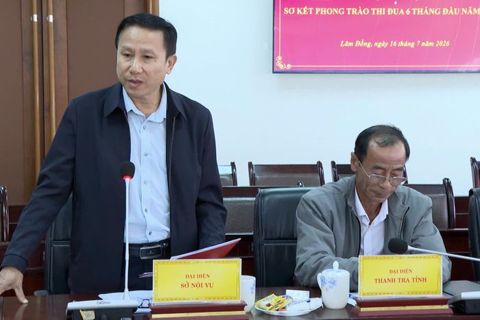 Các đại biểu trao đổi tại hội nghị