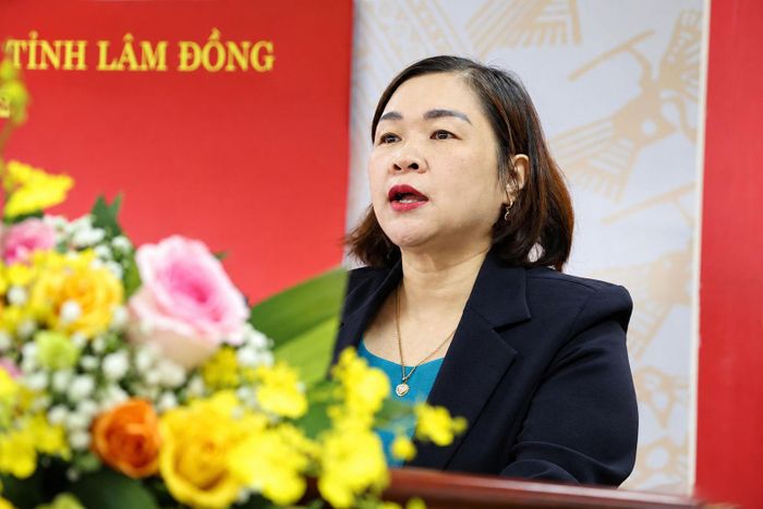Đại diện Sở Dân tộc và Tôn giáo, đơn vị Khối trưởng phát biểu khai mạc hội nghị