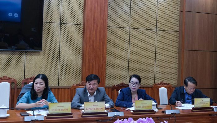 Đại diện các sở, ngành tại buổi tiếp