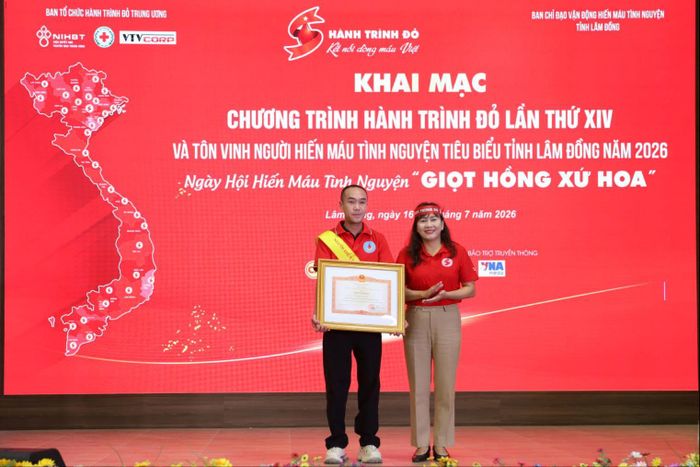 Trao Bằng khen của Thủ tướng Chính phủ cho đại diện gia đình ông Nguyễn Văn Thành, phường Phan Thiết vì có thành tích 70 lần hiến máu tình nguyện