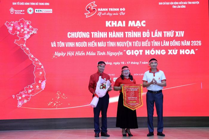 Ban Tổ chức trao cờ lưu niệm, biểu trưng Hành trình Đỏ cho Ban Chỉ đạo vận động Hiến máu tình nguyện tỉnh Lâm Đồng