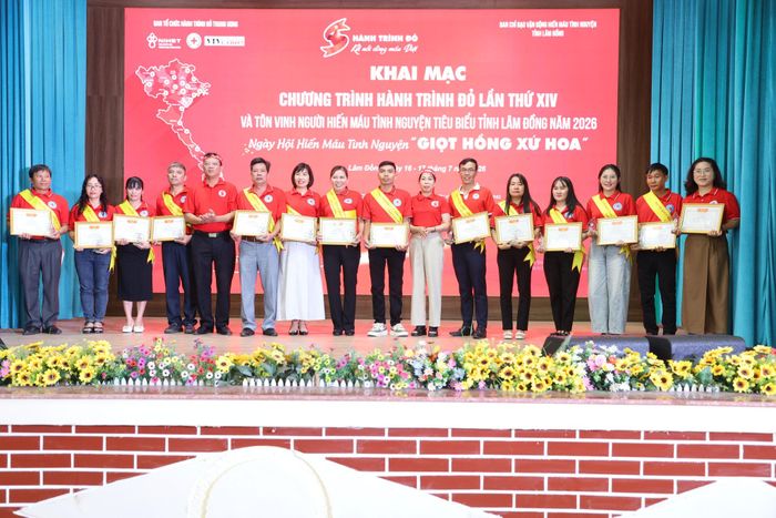 Lâm Đồng khen thưởng các tập thể, cá nhân có thành tích xuất sắc trong phong trào Hiến máu tình nguyện