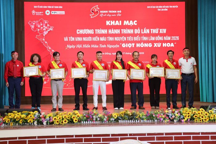 Trao Bằng khen của Trung ương Hội Chữ thập đỏ Việt Nam cho các tập thể, cá nhân tiêu biểu