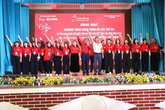 Các đại biểu hô vang khẩu hiệu thể hiện quyết tâm lan tỏa phong trào Hiến máu tình nguyện trên địa bàn tỉnh