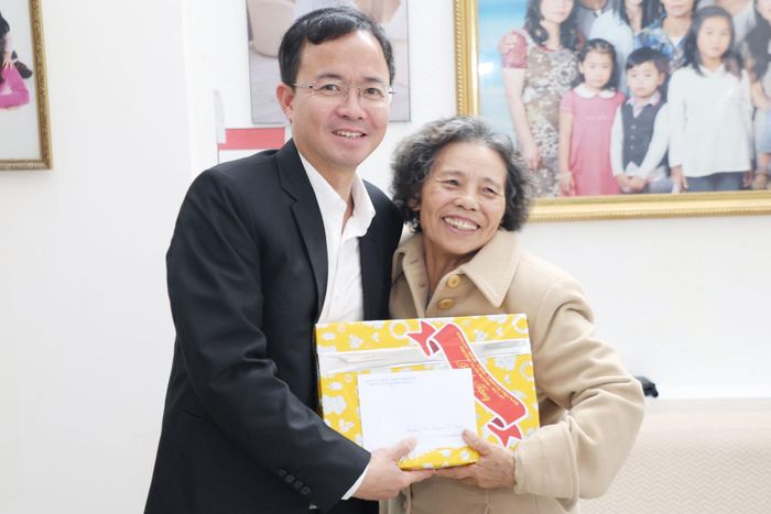 Lãnh đạo phường Xuân Hương - Đà Lạt tặng quà cho thương binh Nguyễn Thị Thủy