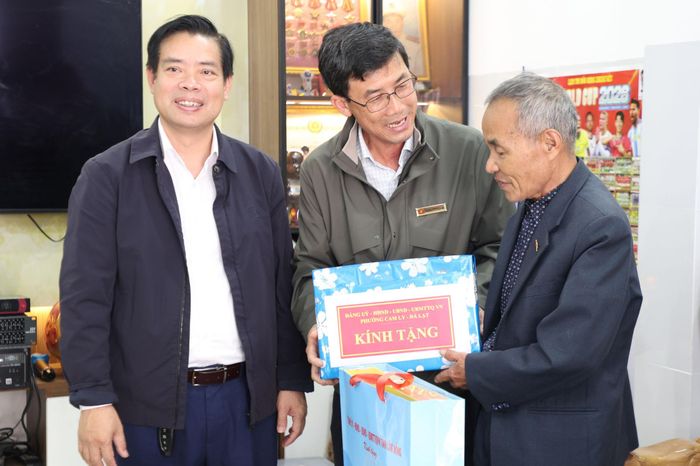 Lãnh đạo phường Cam Ly - Đà Lạt thăm hỏi, tặng quà cho thương binh Nguyễn Văn Minh