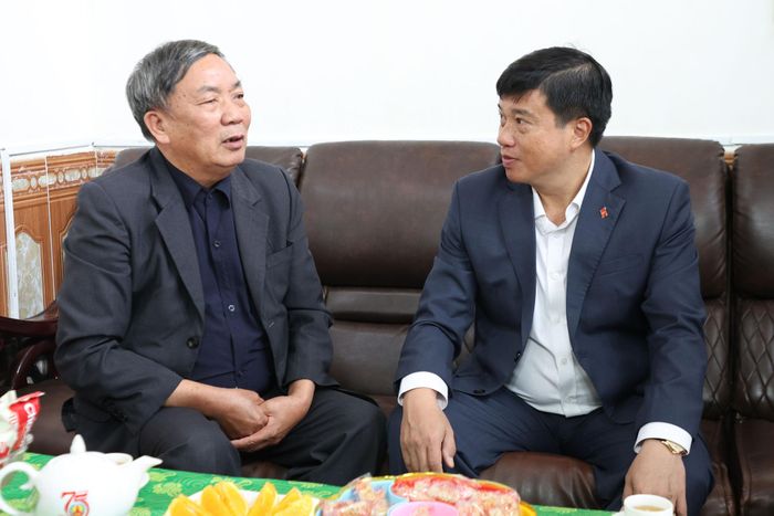 Đồng chí Y Thanh Hà Niê Kđăm thăm hỏi ông Nguyễn Xuân Dược, phường Cam Ly - Đà Lạt