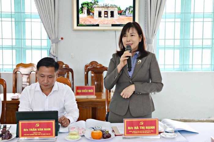 Đồng chí Hà Thị Hạnh, Ủy viên Ban Thường vụ Tỉnh ủy, Phó Chủ tịch Ủy ban MTTQ Việt Nam tỉnh, Tổ trưởng Tổ phụ trách địa bàn số 12 phát biểu tại buổi làm việc