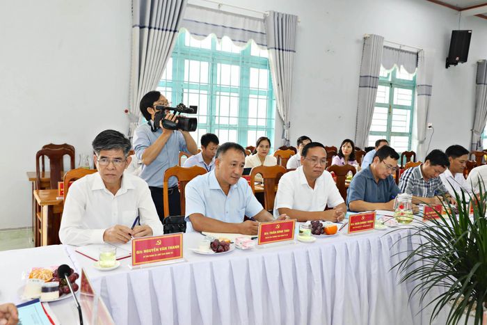 Các đồng chí Ban Thường vụ Đảng ủy xã Cát Tiên 3 dự buổi làm việc