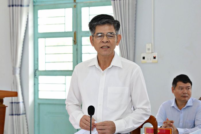 Đồng chí Nguyễn Văn Thanh, Bí thư Đảng ủy, Chủ tịch HĐND xã Cát Tiên 3 báo cáo các mặt công tác còn vướng mắc với đoàn công tác