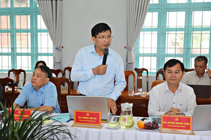 Đồng chí Lương Văn Hà, Phó Giám đốc Sở Giáo dục và Đào tạo trao đổi các kiến nghị của địa phương về nội dung sắp xếp nhân sự, phương án sắp xếp trường lớp trên địa bàn
