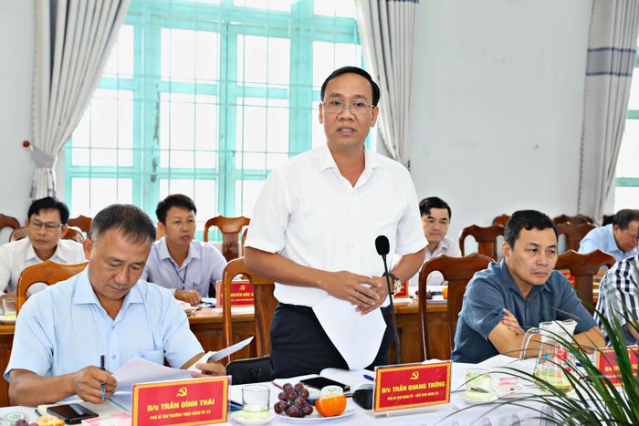 Đồng chí Trần Quang Trừng, Phó Bí thư Đảng ủy, Chủ tịch UBND xã Cát Tiên 3 kiến nghị các nội dung còn vướng mắc với đoàn công tác