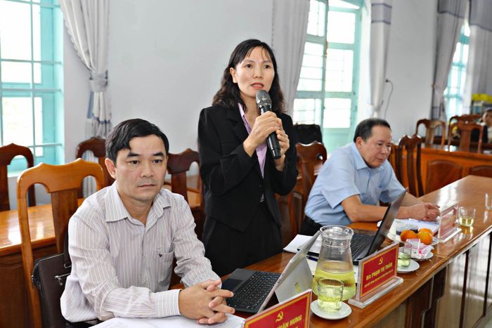Đồng chí Phạm Thị Thắm, Giám đốc Trung tâm Phục vụ hành chính công xã Cát Tiên 3 báo cáo công tác giải quyết thủ tục hành chính với đoàn công tác