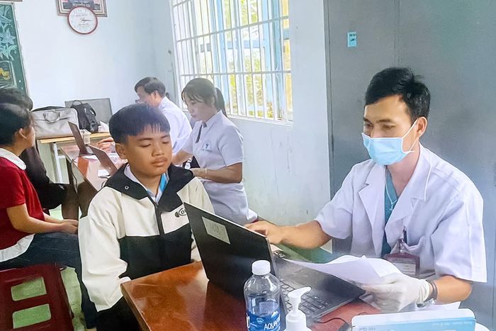 Các y, bác sĩ tổ chức khám và cập nhật hồ sơ sức khỏe của học sinh tại xã Đức An, tỉnh Lâm Đồng