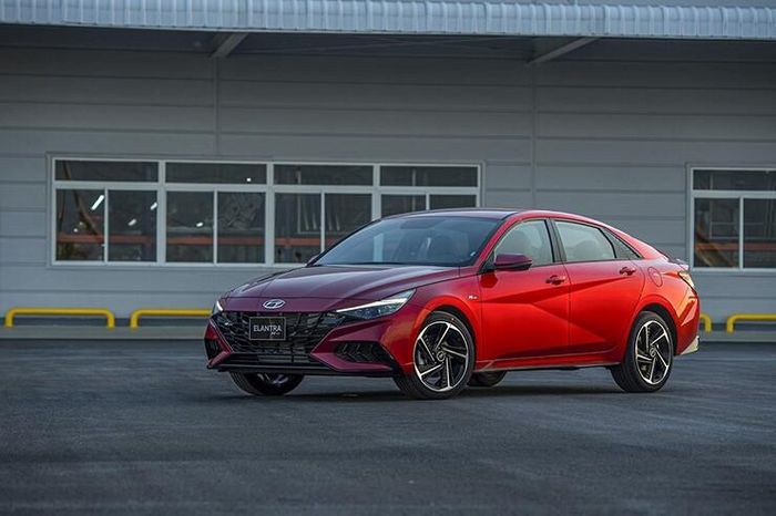 Mức giá của Elantra 2026 được đánh giá là rất cạnh tranh trong phân khúc sedan hạng C