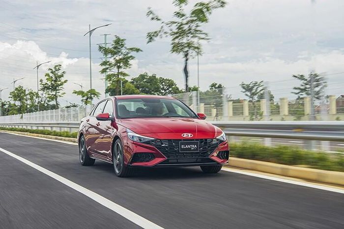 Hệ thống treo và khung gầm của Elantra 2026 mang lại sự ổn định khi vào cua