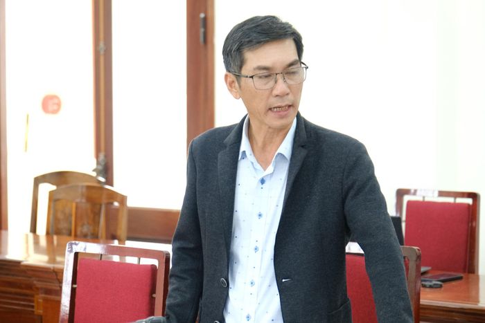 Đại diện lãnh đạo Ban Quản lý dự án đầu tư xây dựng khu vực Lâm Hà báo cáo tiến độ thực hiện giải ngân vốn đầu tư trên địa bàn