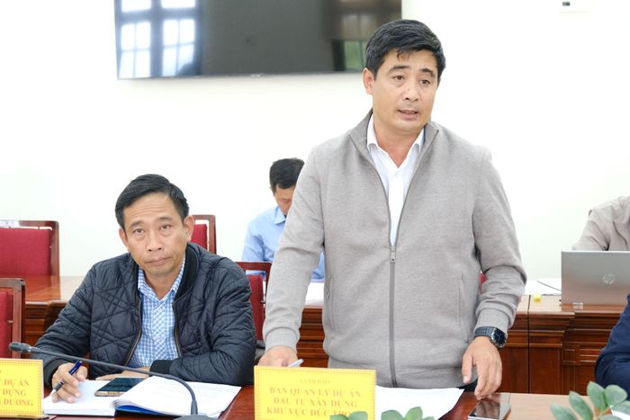 Đại diện lãnh đạo Ban Quản lý dự án đầu tư xây dựng khu vực Đức Trọng báo cáo tiến độ thực hiện giải ngân vốn đầu tư trên địa bàn