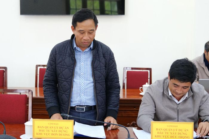Đại diện lãnh đạo Ban Quản lý dự án đầu tư xây dựng khu vực Đơn Dương báo cáo tiến độ thực hiện giải ngân vốn đầu tư trên địa bàn
