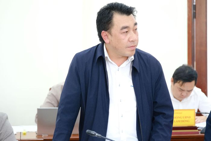 Đại diện lãnh đạo Ban Quản lý dự án đầu tư xây dựng khu vực Đà Lạt báo cáo tiến độ thực hiện giải ngân vốn đầu tư trên địa bàn