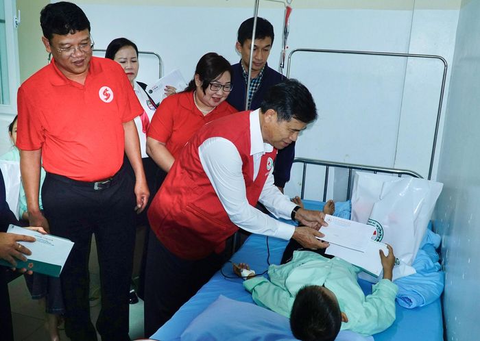 Ban Tổ chức Hành trình Đỏ Quốc gia phối hợp với Ban Chỉ đạo vận động Hiến máu tình nguyện tỉnh Lâm Đồng thăm, tặng quà cho các bệnh nhân mắc bệnh tan máu bẩm sinh đang điều trị tại Bệnh viện Đa khoa tỉnh Lâm Đồng