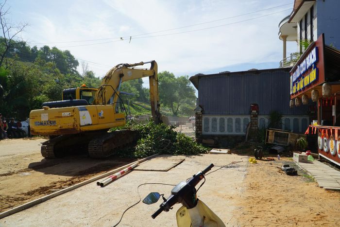 Một phần sân của căn nhà trên đường Huỳnh Thúc Kháng có diện tích đất nằm trong diện phải thu hồi để phục vụ dự án