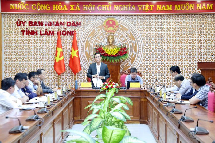 Phó Bí thư Tỉnh ủy, Chủ tịch UBND tỉnh Lâm Đồng Hồ Văn Mười phát biểu kết luận buổi làm việc