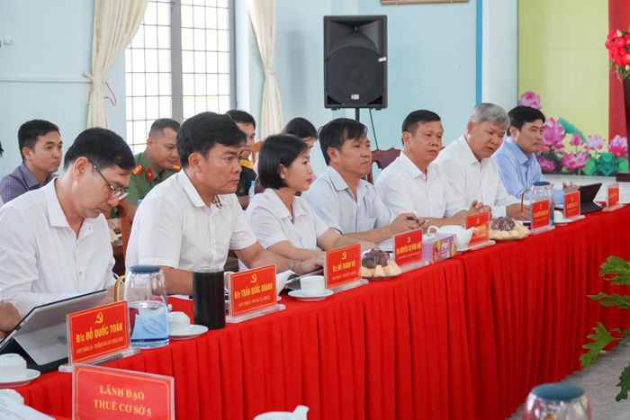 Các đại biểu tham dự buổi làm việc
