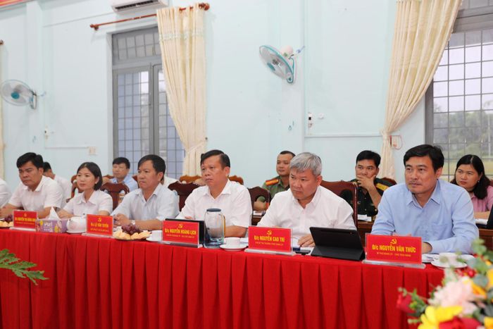 Các đồng chí Ban Thường vụ Đảng ủy xã Cát Tiên 2 dự buổi làm việc