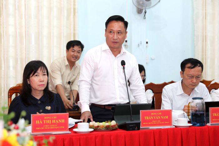 Đồng chí Trần Văn Nam, Tỉnh ủy viên, Phó Trưởng Ban Thường trực Ban Tổ chức Tỉnh ủy phát biểu