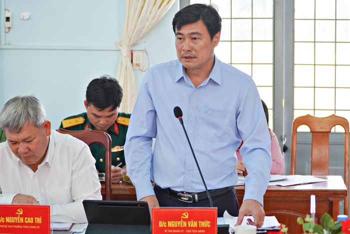 Đồng chí Nguyễn Văn Thức, Bí thư Đảng ủy, Chủ tịch HĐND xã Cát Tiên 2 báo cáo tình hình triển khai nhiệm vụ chính trị với đoàn công tác