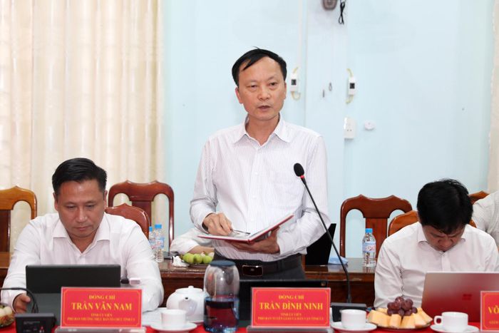 Đồng chí Trần Đình Ninh, Tỉnh ủy viên, Phó Trưởng Ban Tuyên giáo và Dân vận Tỉnh ủy trao đổi với lãnh đạo địa phương tại buổi làm việc