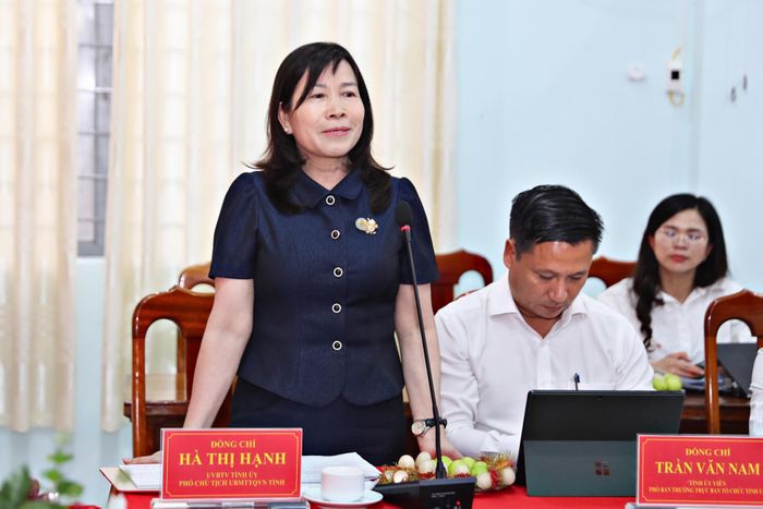 Đồng chí Hà Thị Hạnh, Ủy viên Ban Thường vụ Tỉnh ủy, Phó Chủ tịch Ủy ban MTTQ Việt Nam tỉnh, Tổ trưởng Tổ phụ trách địa bàn số 12 phát biểu tại buổi làm việc