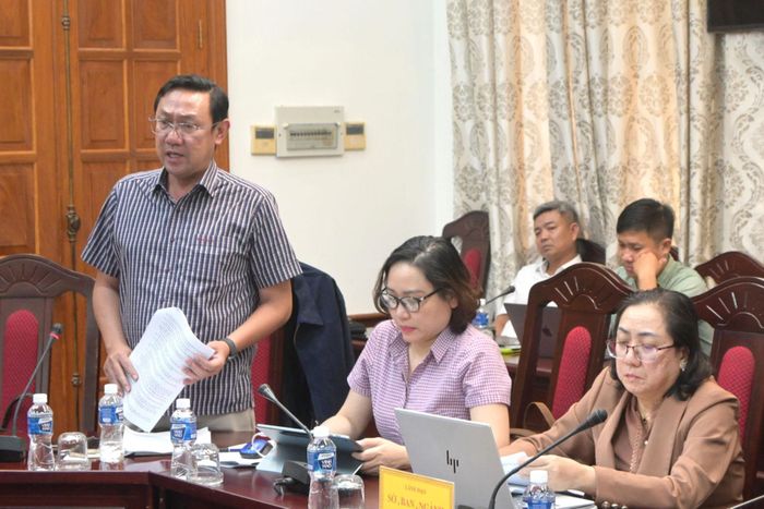 Ông Bùi Trường Sơn - Phó Giám đốc Sở Xây dựng phát biểu ý kiến tại cuộc họp.