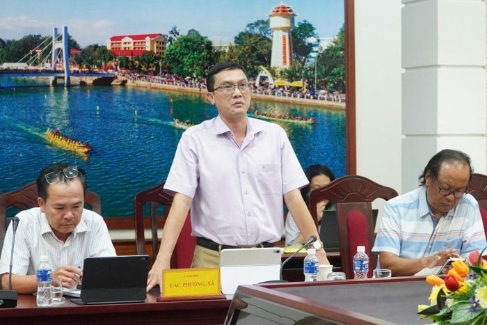 Ông Lê Thanh Sơn - Chủ tịch UBND phường Mũi Né báo cáo tại cuộc họp