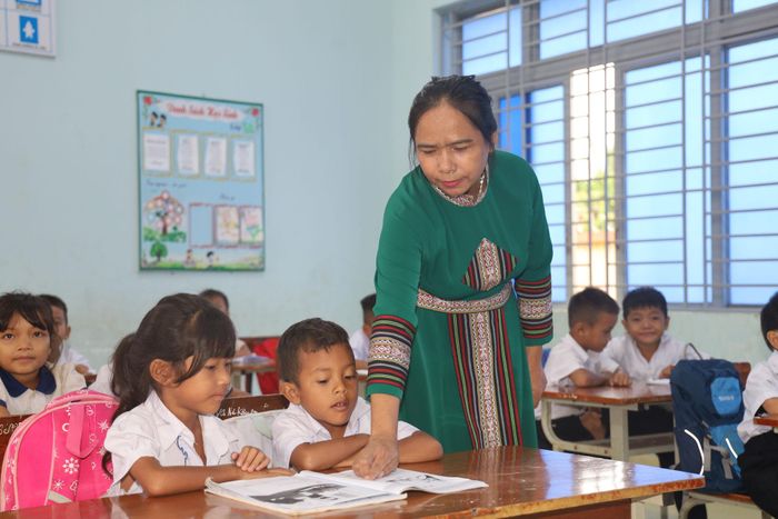 Chủ trương miễn phí SGK cho toàn bộ học sinh đến 2029-2030 kỳ vọng sẽ góp phần giảm gánh nặng chi phí đầu năm học, tạo điều kiện để mọi học sinh được tiếp cận đầy đủ tài liệu học tập.