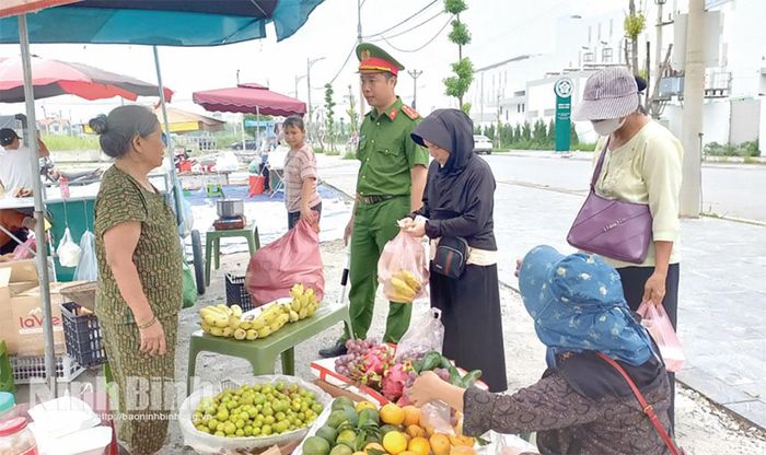 Cán bộ Công an phường Liêm Tuyền tuyên truyền người dân không lấn chiếm lòng, lề đường để bán hàng.