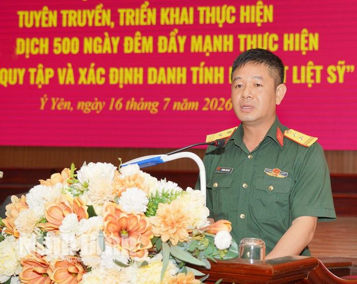 Đại diện Ban Chỉ huy Quân sự xã Ý Yên phổ biến nội dung chuyên đề tại hội nghị.