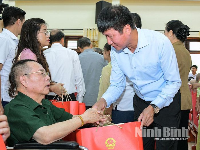 Đồng chí Trần Huy Tuấn, Ủy viên Trung ương Đảng, Bí thư Tỉnh ủy thăm hỏi, động viên thương bệnh binh.