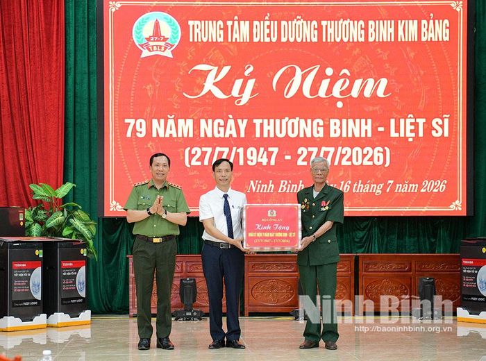 Đồng chí Thượng Tướng Lê Văn Tuyến, Ủy viên Trung ương Đảng, Thứ trưởng Bộ Công an tặng quà Trung tâm Điều dưỡng Thương binh Kim Bảng.